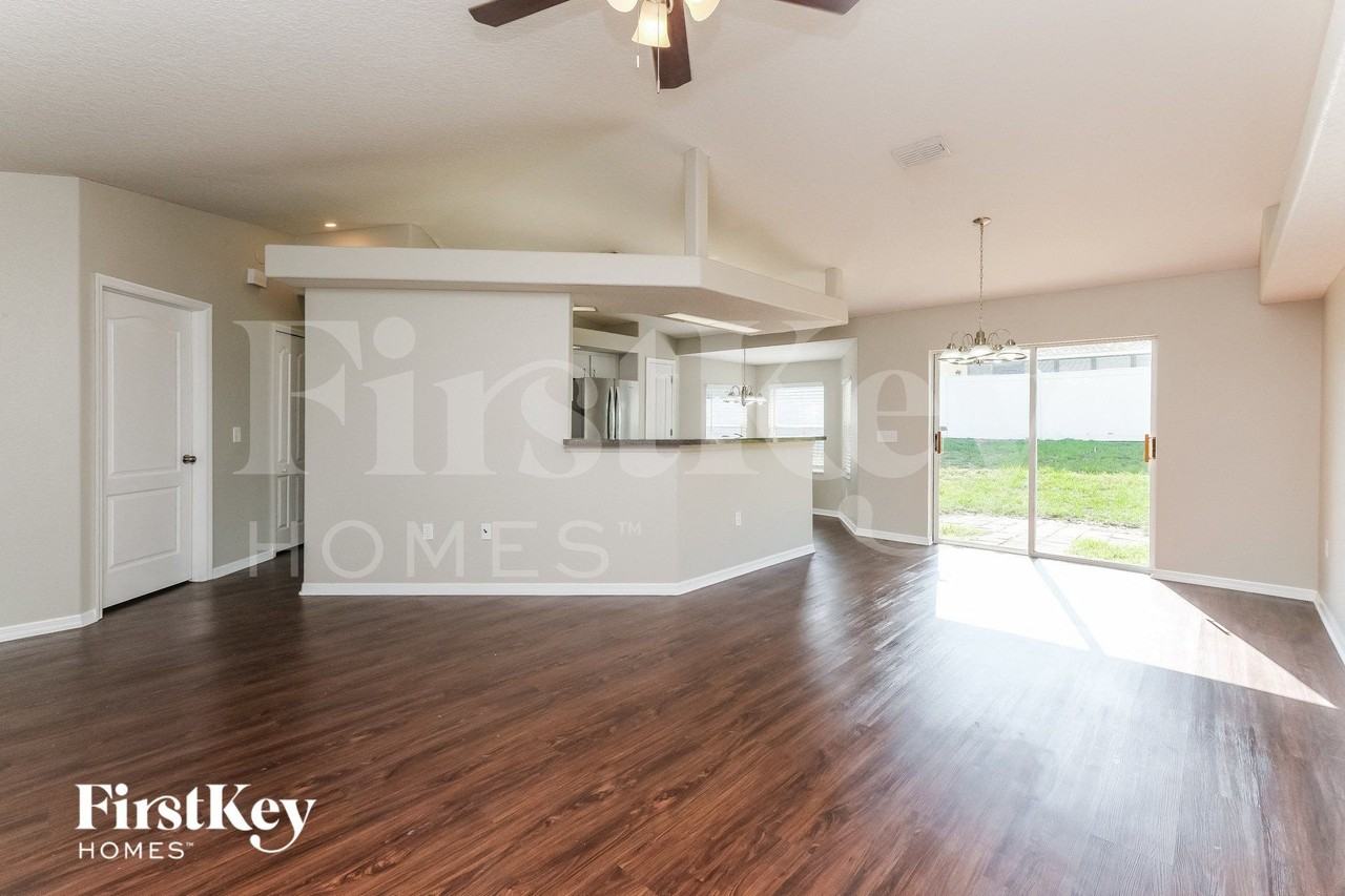 10121 Briar Cir - Photo 3 of 15