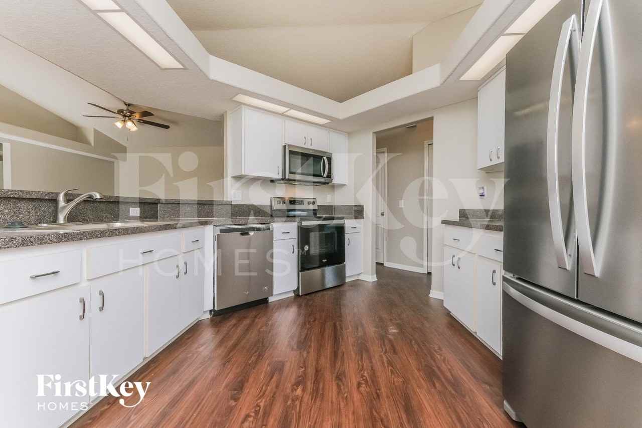 10121 Briar Cir - Photo 4 of 15