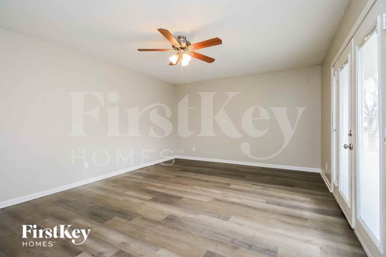 8046 N 56th Ave - Photo 2 of 15