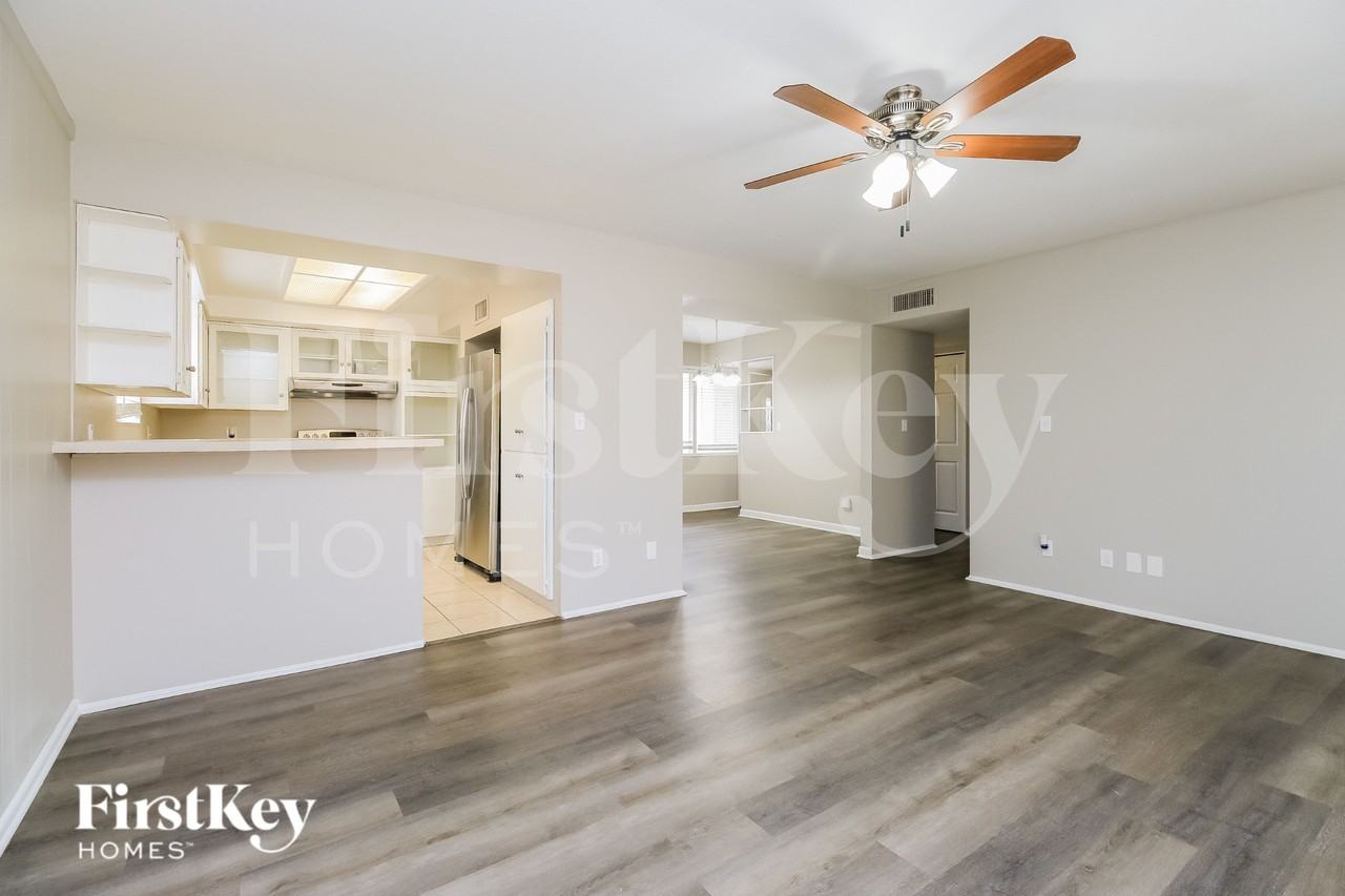 8046 N 56th Ave - Photo 5 of 15