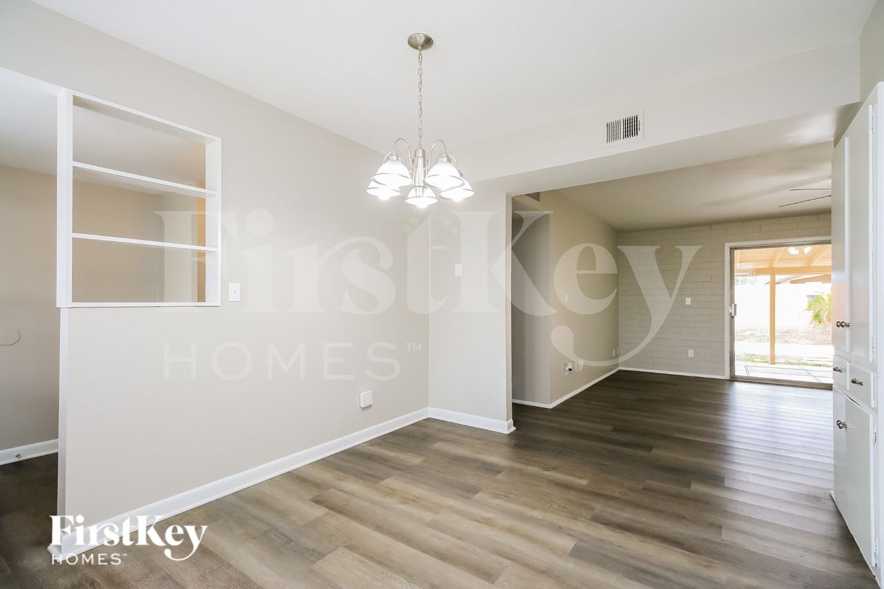 8046 N 56th Ave - Photo 6 of 15