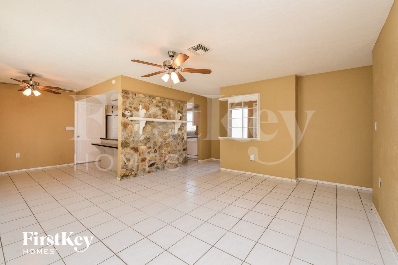 7218 Jasmine Rd - Photo 3 of 15