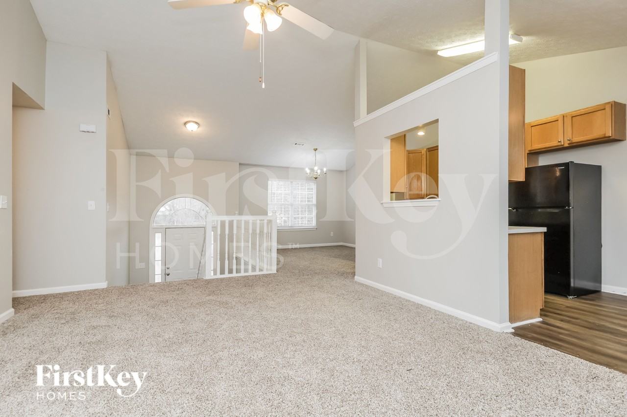 200 Fairview Chase - Photo 4 of 19