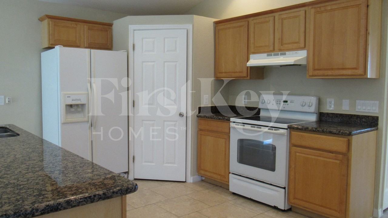 1810 Nwterrace - Photo 4 of 11