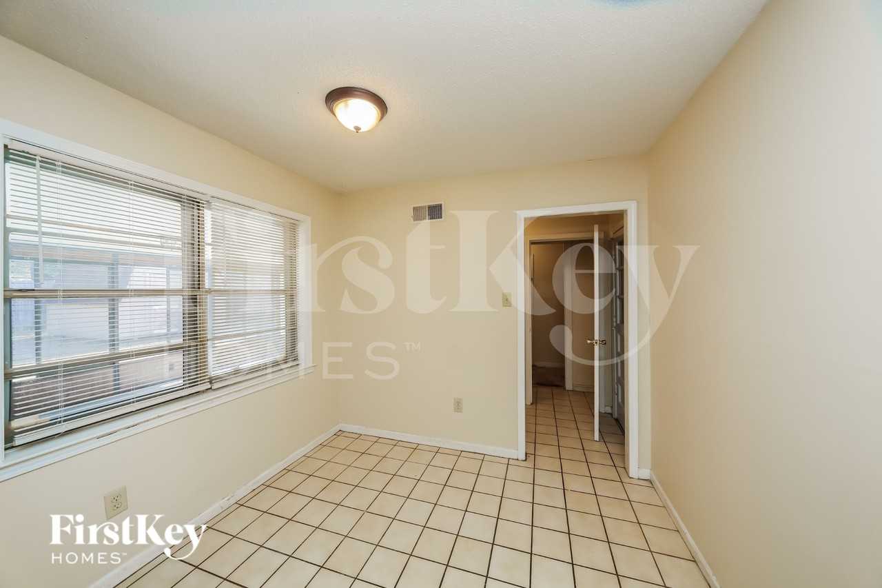 1374 Greenland Rd - Photo 5 of 16