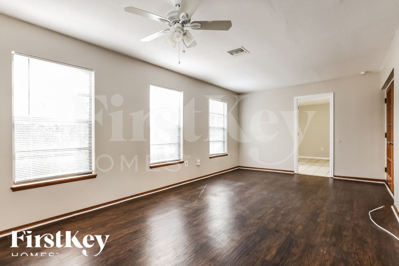 111 Wildwood Dr - Photo 3 of 19