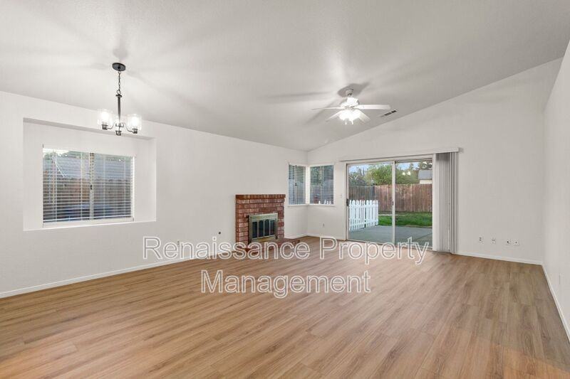 165 Henry Ct - Photo 7 of 31