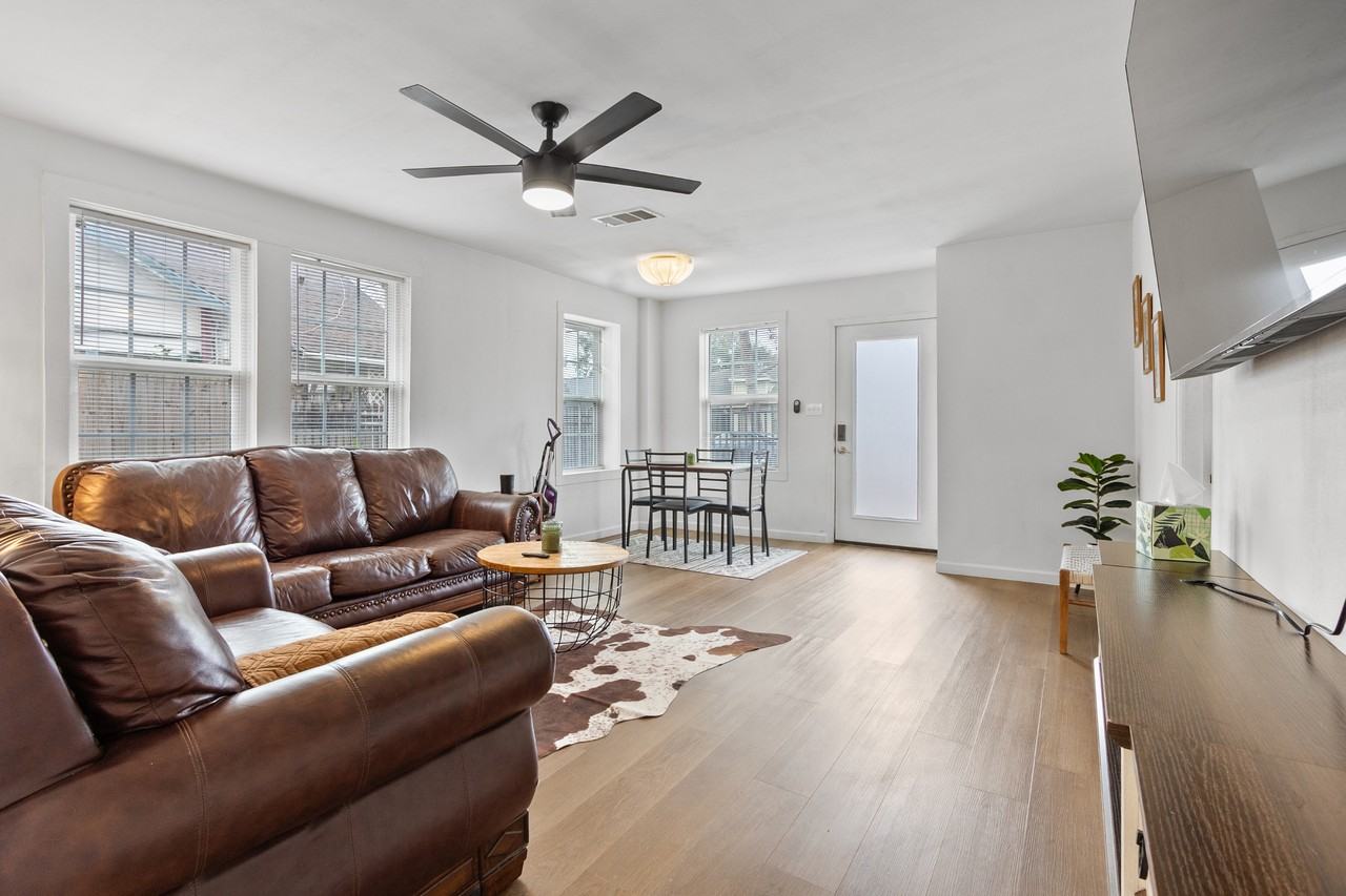 5710 Newport St - Photo 5 of 30