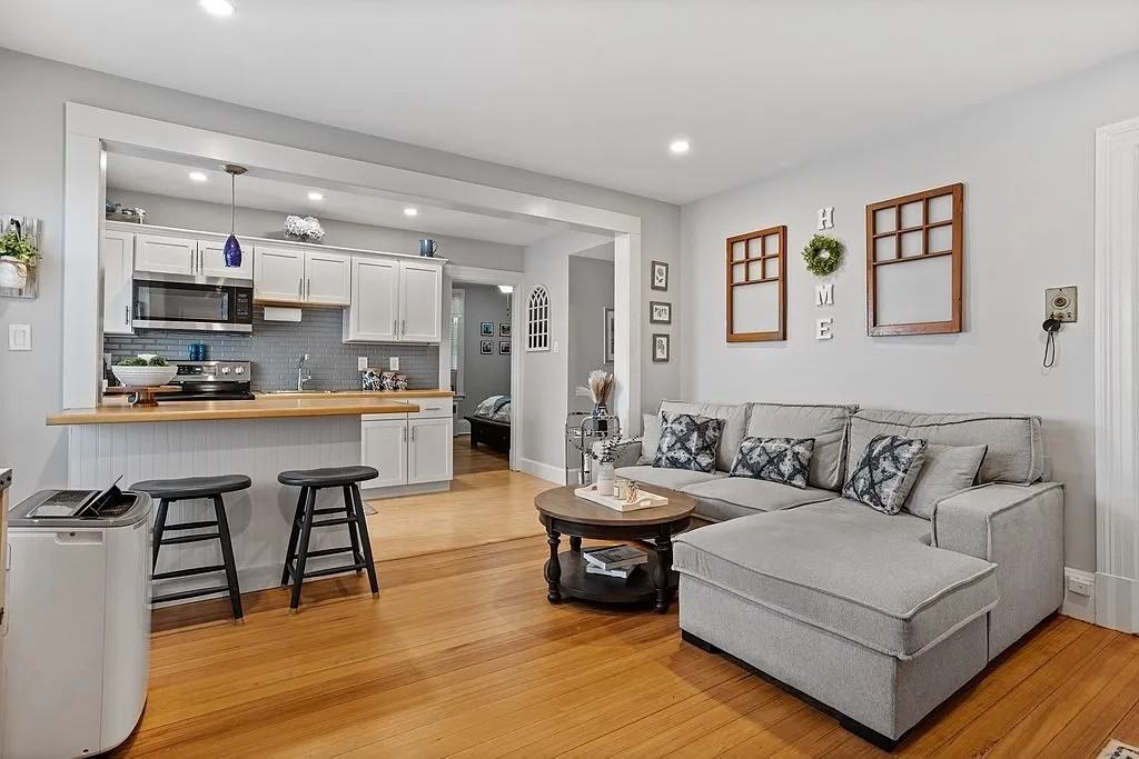 135 Pleasant St - Photo 3 of 14