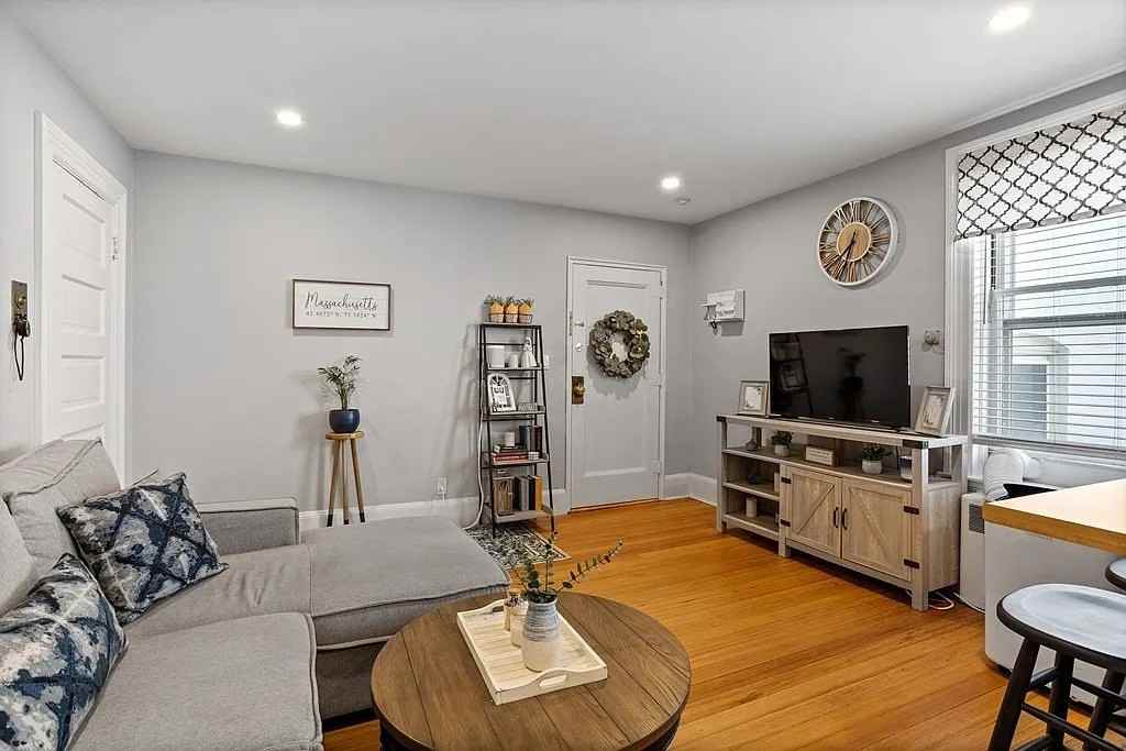 135 Pleasant St - Photo 4 of 14