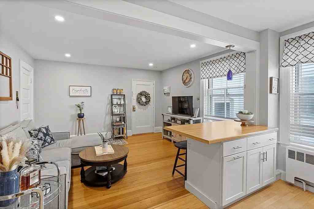 135 Pleasant St - Photo 5 of 14