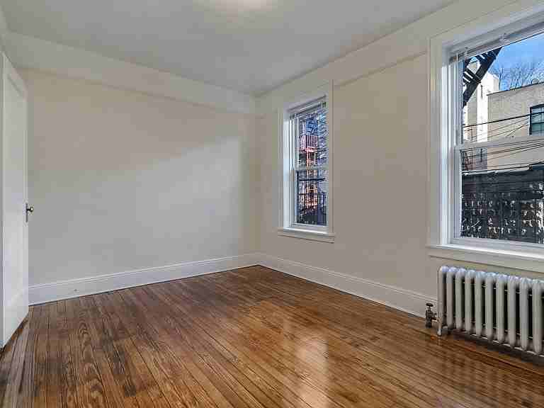 2541 33rd St - Photo 3 of 6