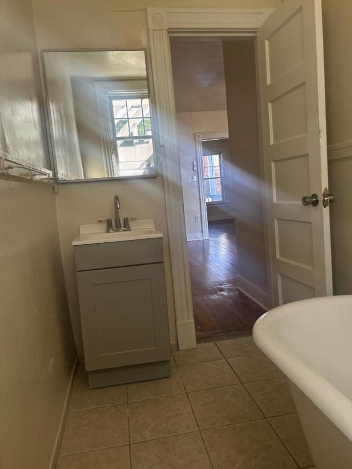 1209 Wallace St - Photo 4 of 10