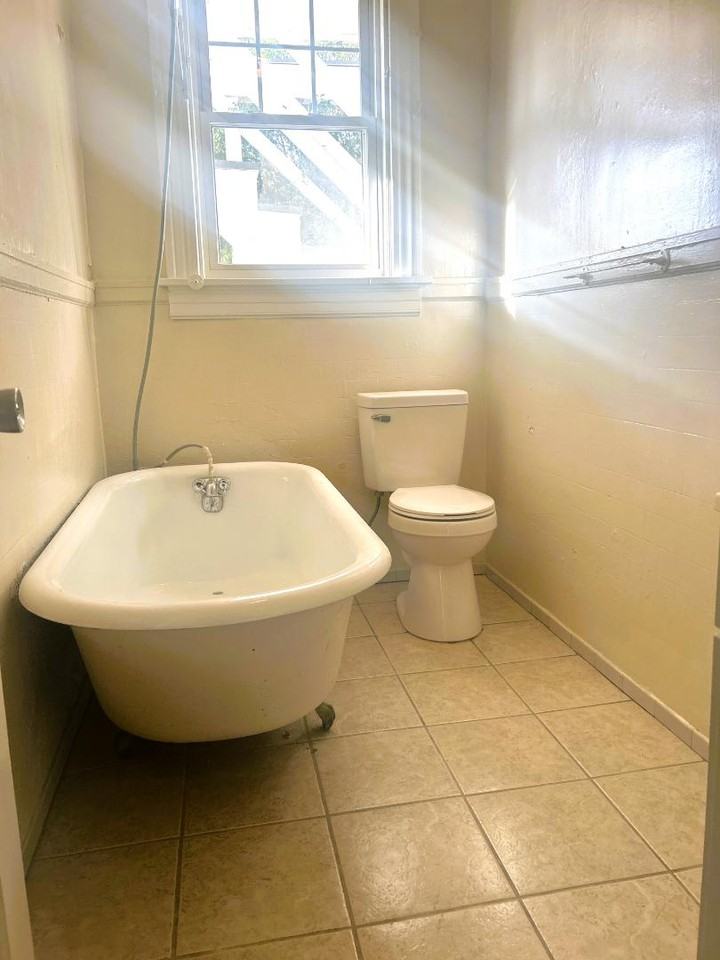 1209 Wallace St - Photo 5 of 10