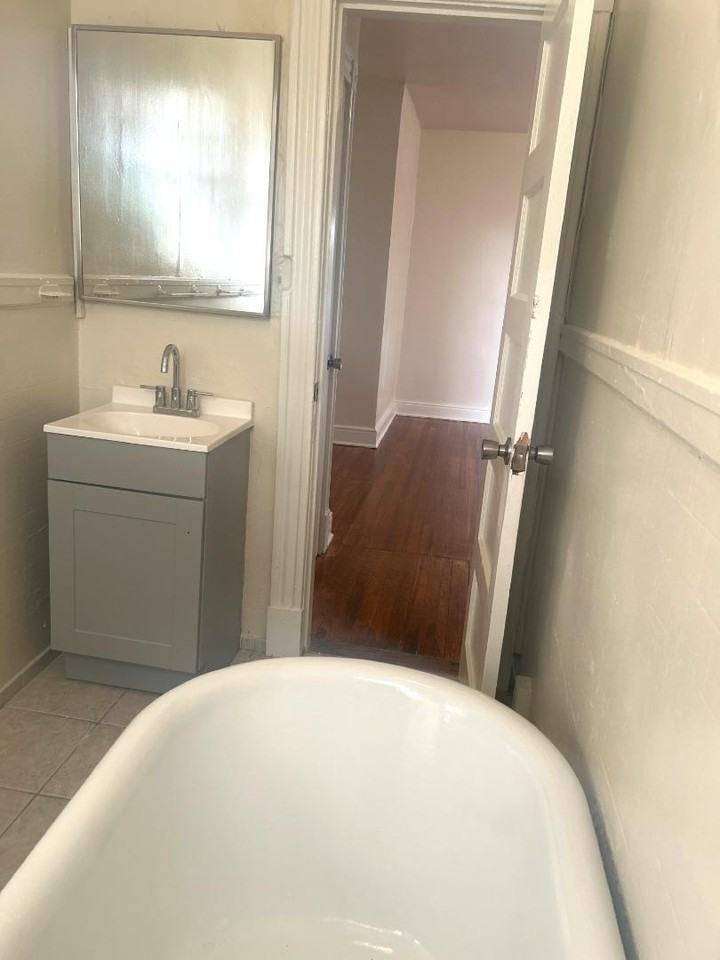 1209 Wallace St - Photo 6 of 10