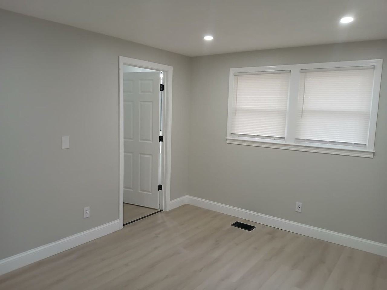 98 Melville Ct #NA - Photo 3 of 10