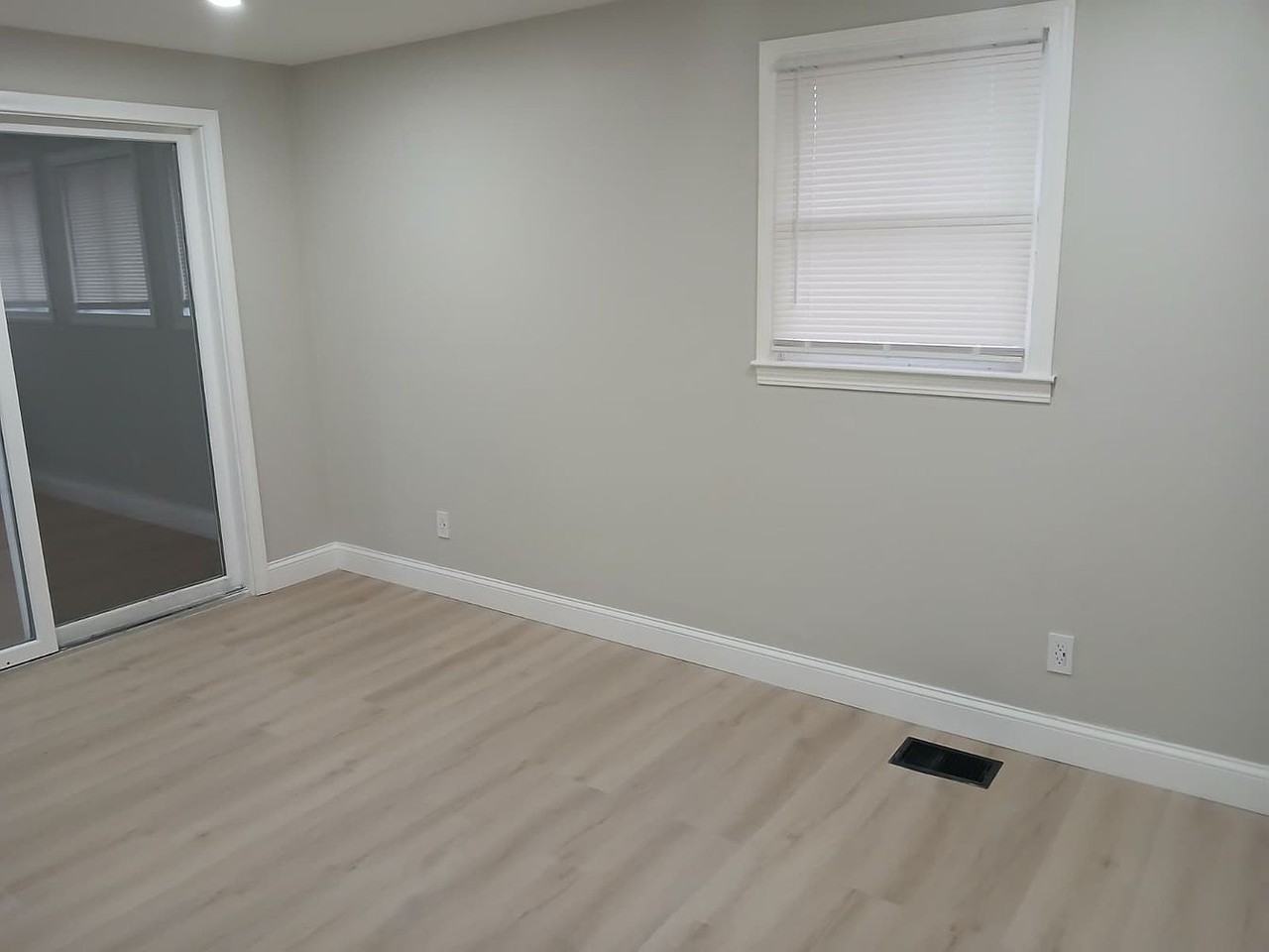 98 Melville Ct #NA - Photo 4 of 10