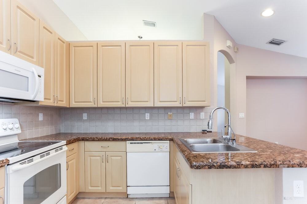 1538 Se 20th Pl - Photo 6 of 13