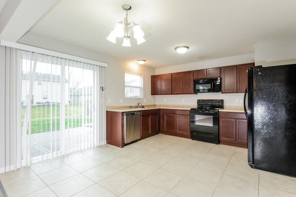 8110 Grove Berry Dr - Photo 7 of 17