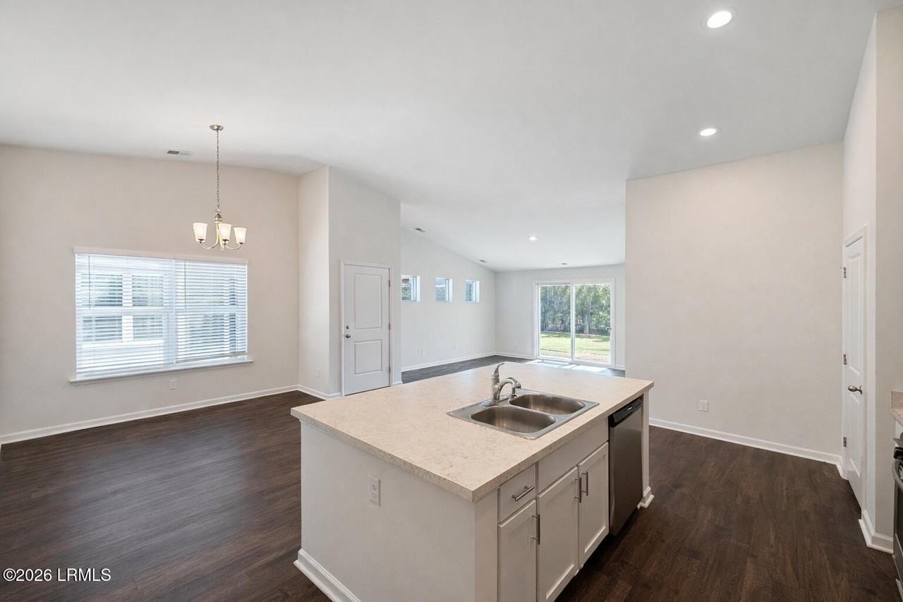 137 Dormitory Rd - Photo 5 of 37