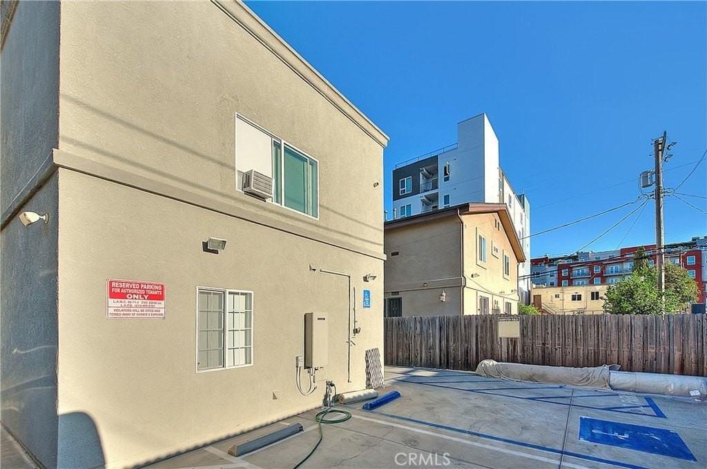 3105 Walton Ave - Photo 4 of 33