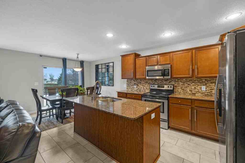 10254 Providence Ct - Photo 5 of 37