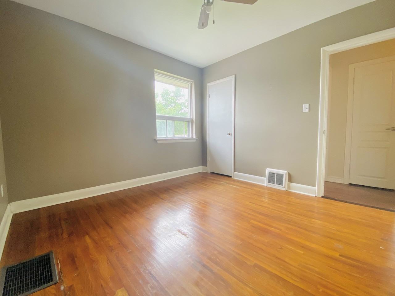 283 East 44th Street - Photo 5 of 8