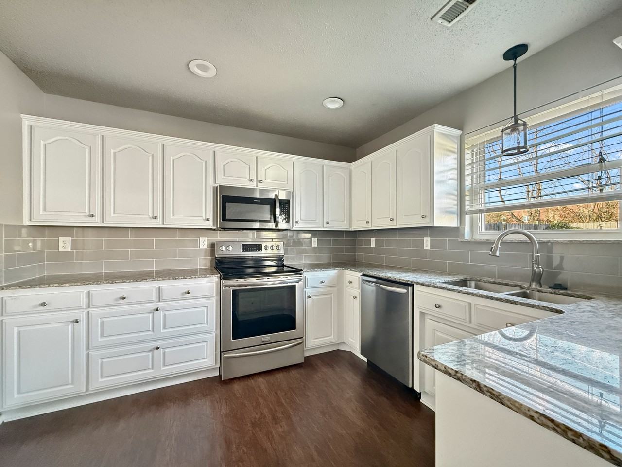 1203 Se 21st St #NA - Photo 2 of 14