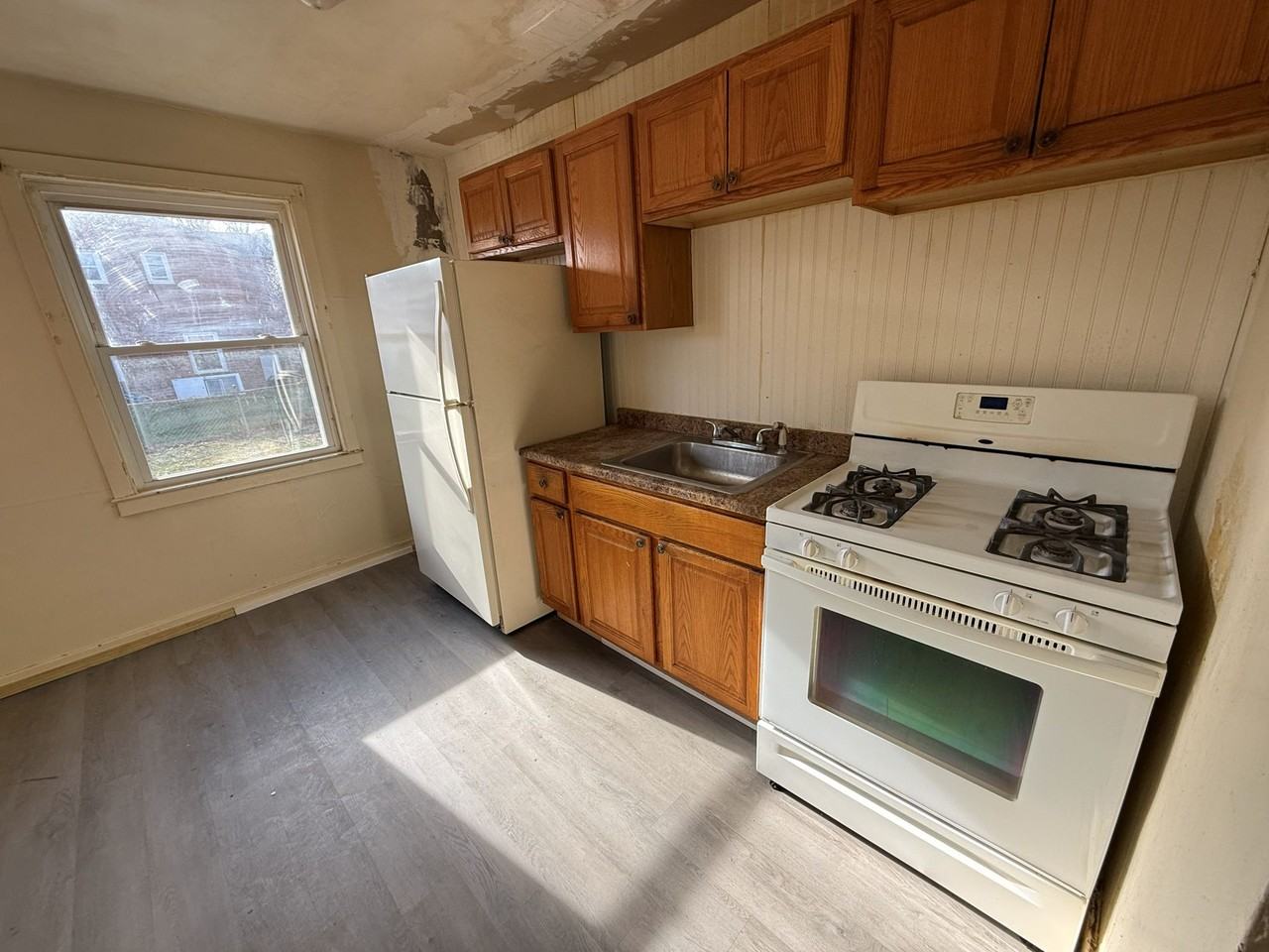 339 Hemlock Dr - Photo 2 of 9
