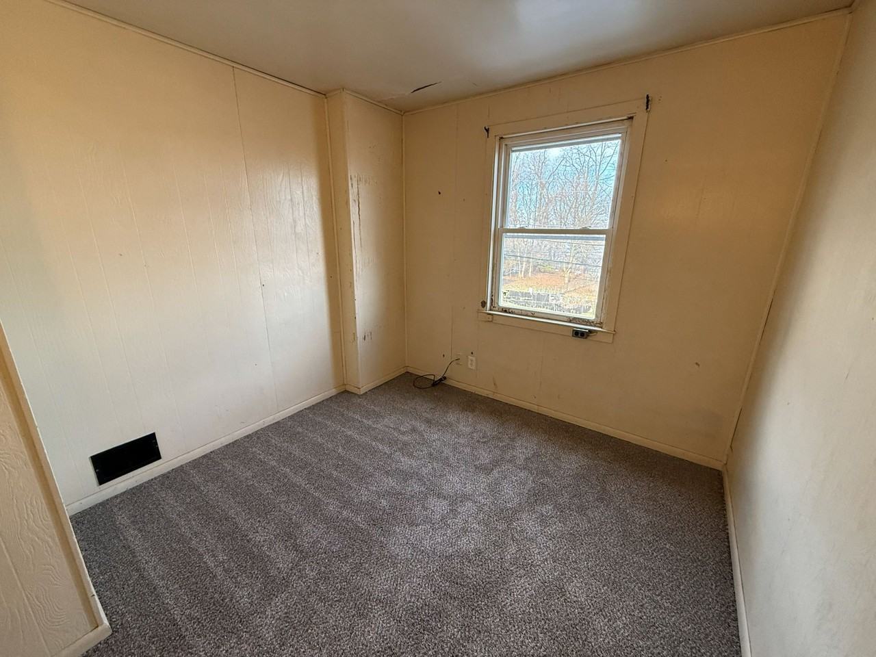 339 Hemlock Dr - Photo 5 of 9