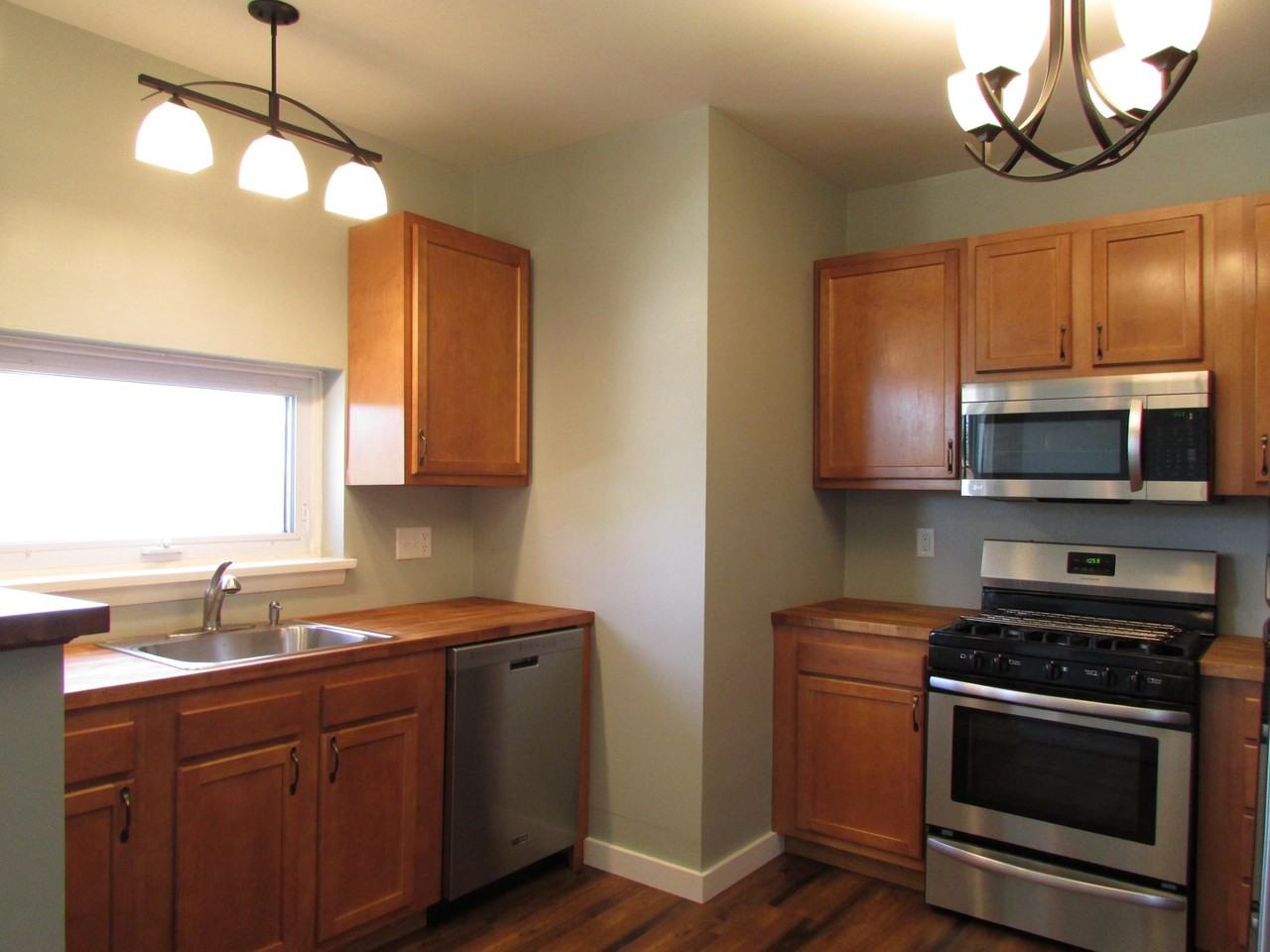 1212 E 2nd St - Photo 4 of 19