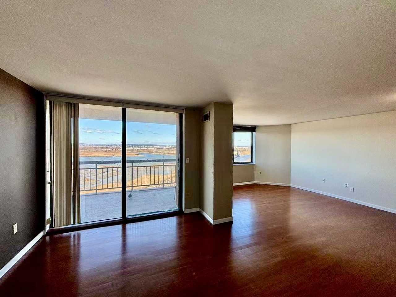 1040 Harmon Cove Tower - Photo 2 of 28