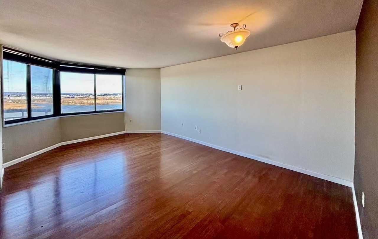 1040 Harmon Cove Tower - Photo 3 of 28