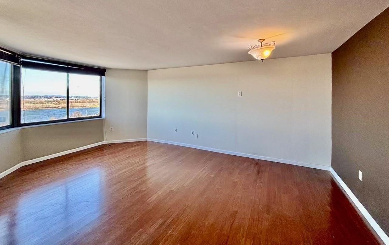 1040 Harmon Cove Tower - Photo 4 of 28