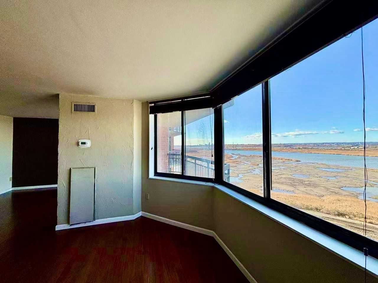 1040 Harmon Cove Tower - Photo 5 of 28