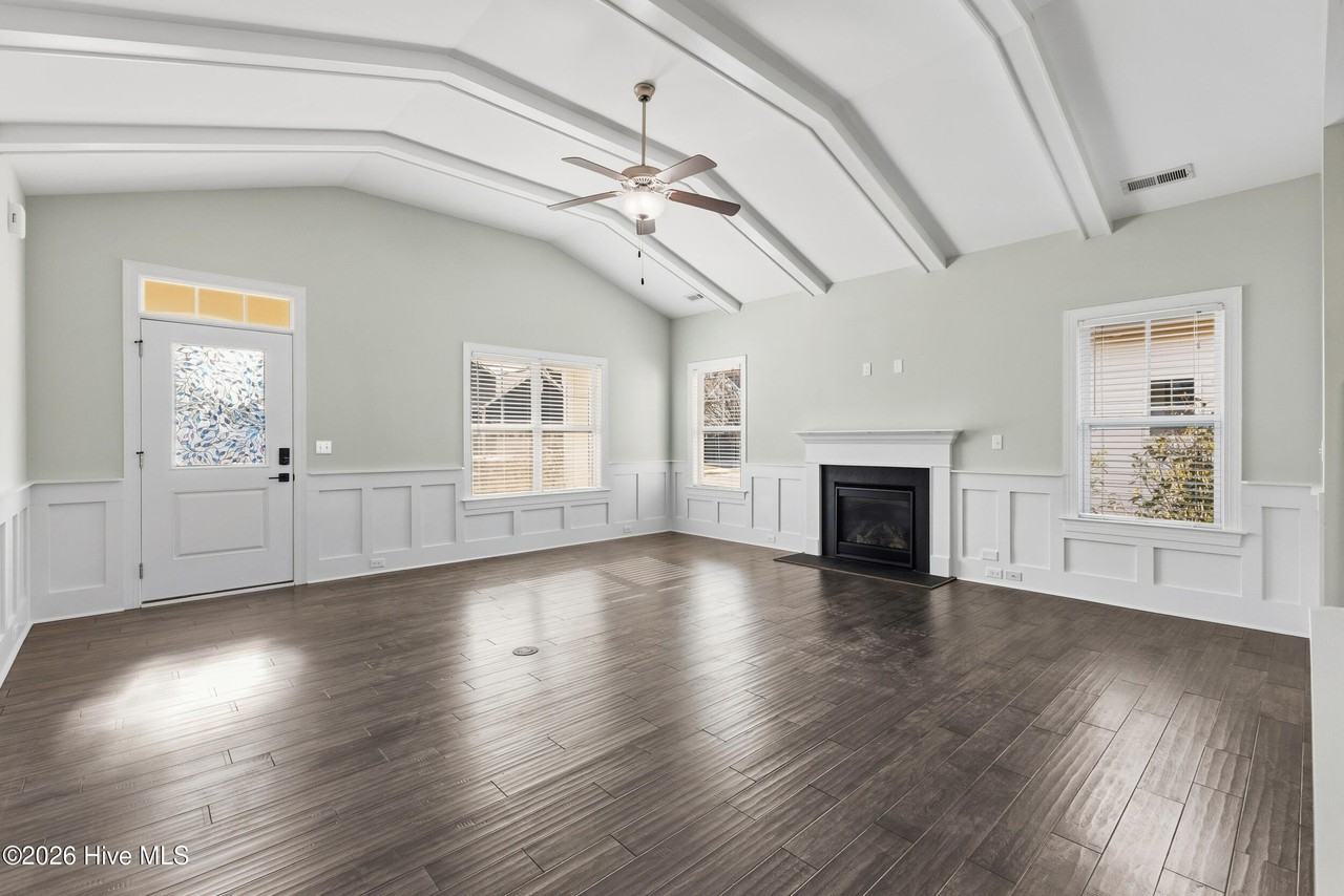 359 Hanover Lakes Dr - Photo 7 of 35