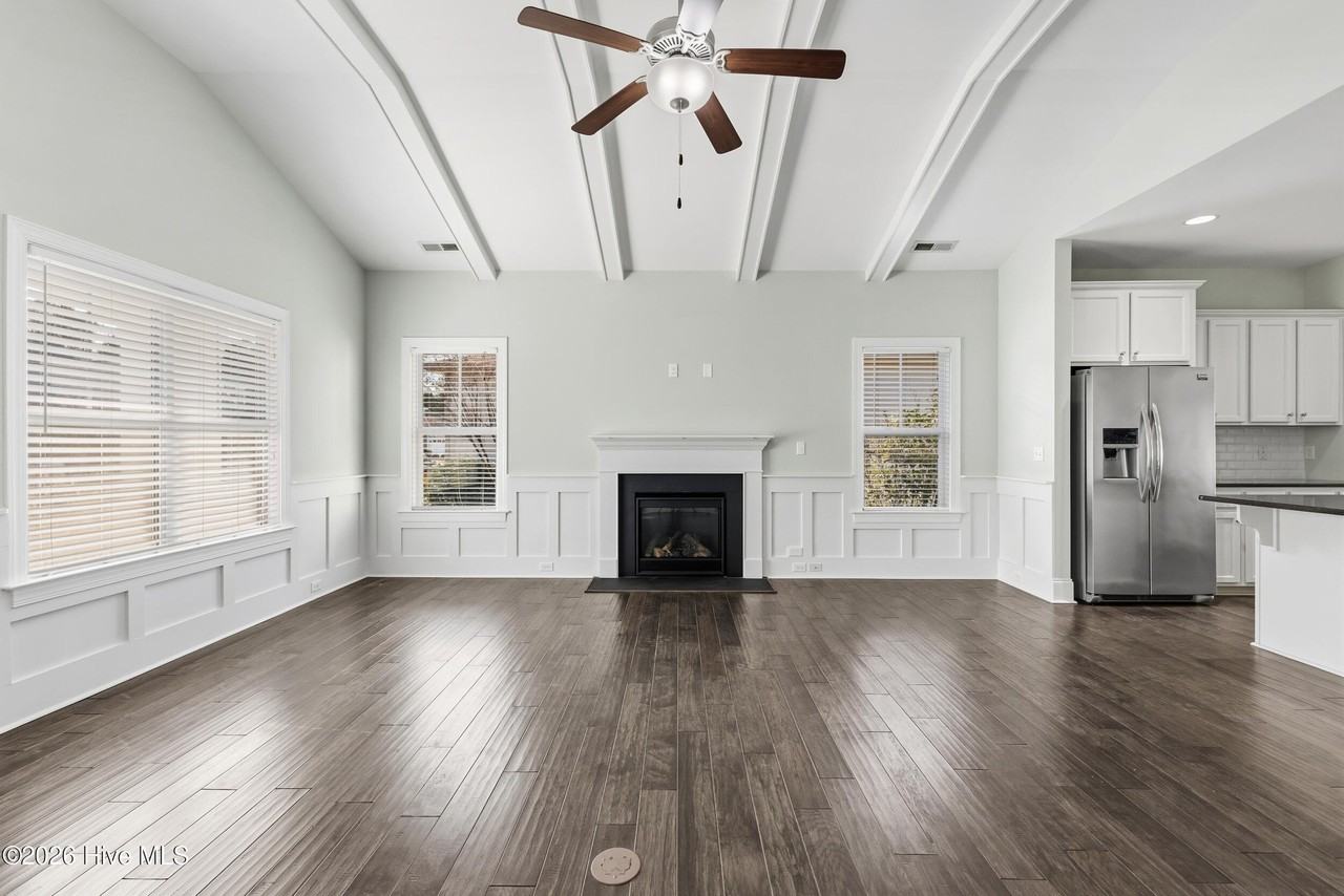 359 Hanover Lakes Dr - Photo 4 of 34