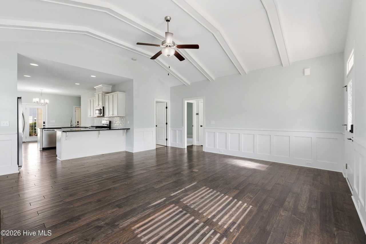 359 Hanover Lakes Dr - Photo 5 of 34