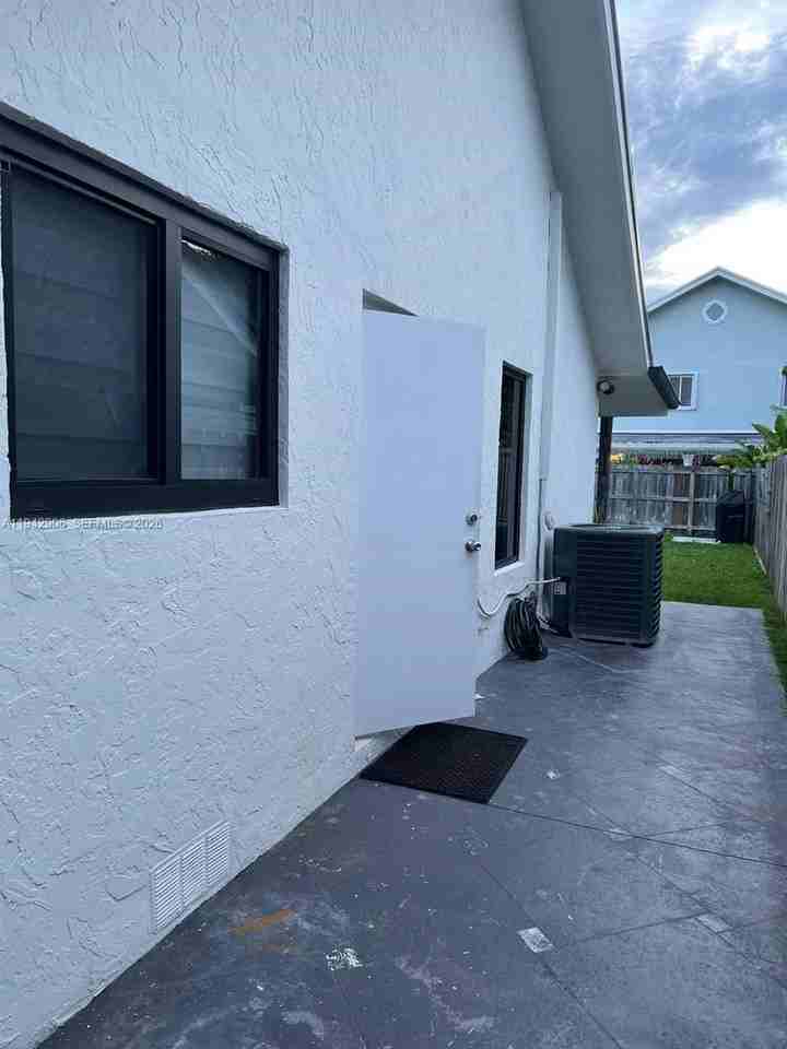 10822 Sw 142nd Ct - Photo 2 of 9