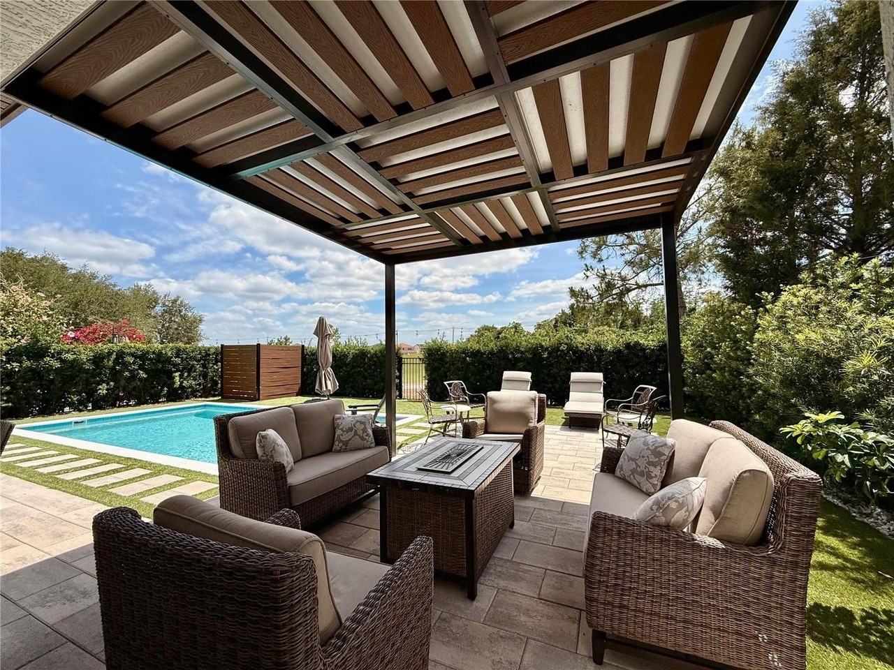 8324 Prestbury Dr - Photo 3 of 50