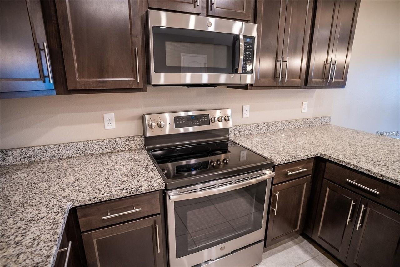 131 Primrose Dr - Photo 4 of 33