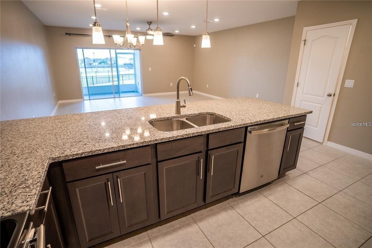 131 Primrose Dr - Photo 5 of 33