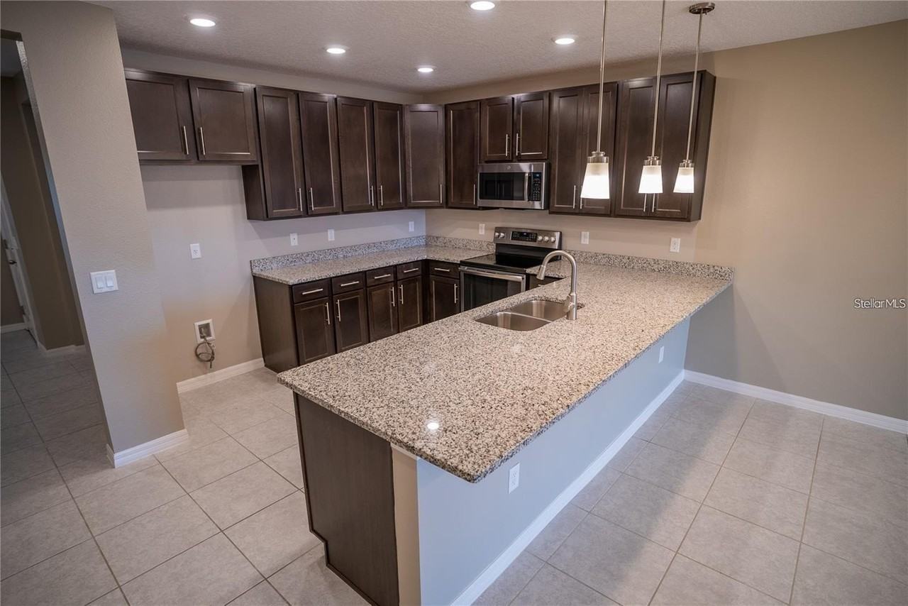 131 Primrose Dr - Photo 7 of 33