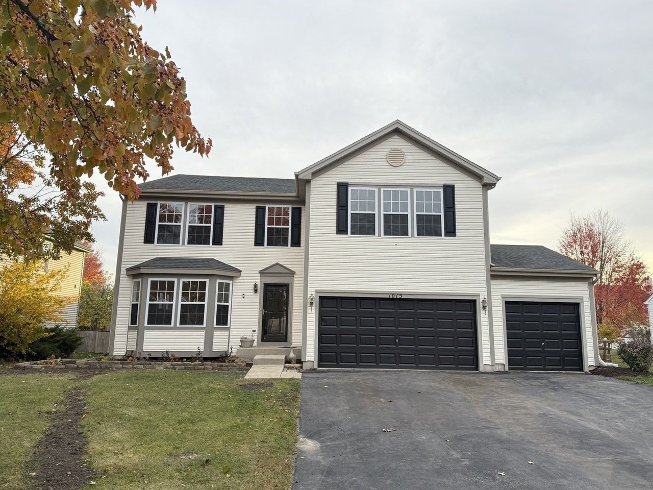 1015 Bay Hill Ln - Photo 2 of 15