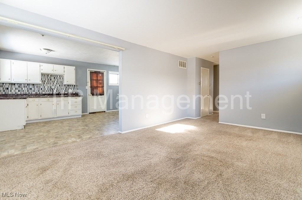 537 Northfield Rd - Photo 3 of 12