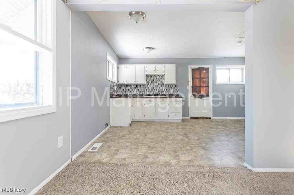 537 Northfield Rd - Photo 4 of 12