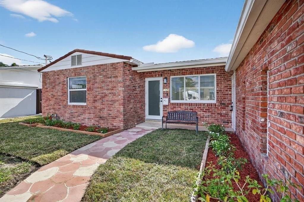 1120 Mango Isle - Photo 4 of 50