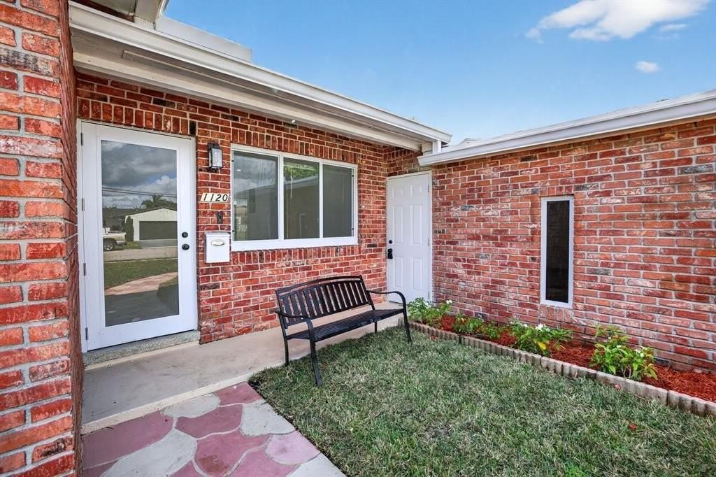 1120 Mango Isle - Photo 5 of 50