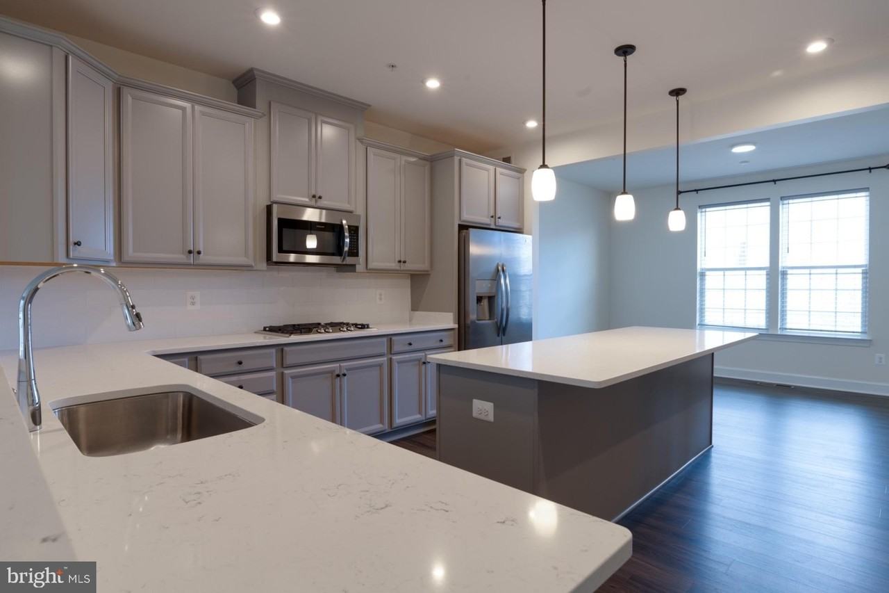 9105 Fox Stream Way - Photo 3 of 39