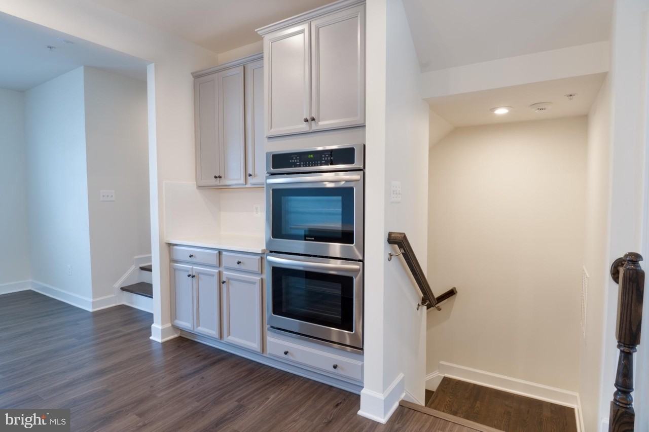 9105 Fox Stream Way - Photo 4 of 39